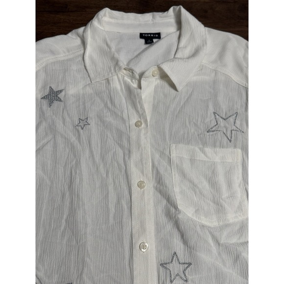 Torrid Shirt Womens Sz 1 Button Up Long Sleeve White Embroidered Stars Roll Tab - Picture 2 of 13